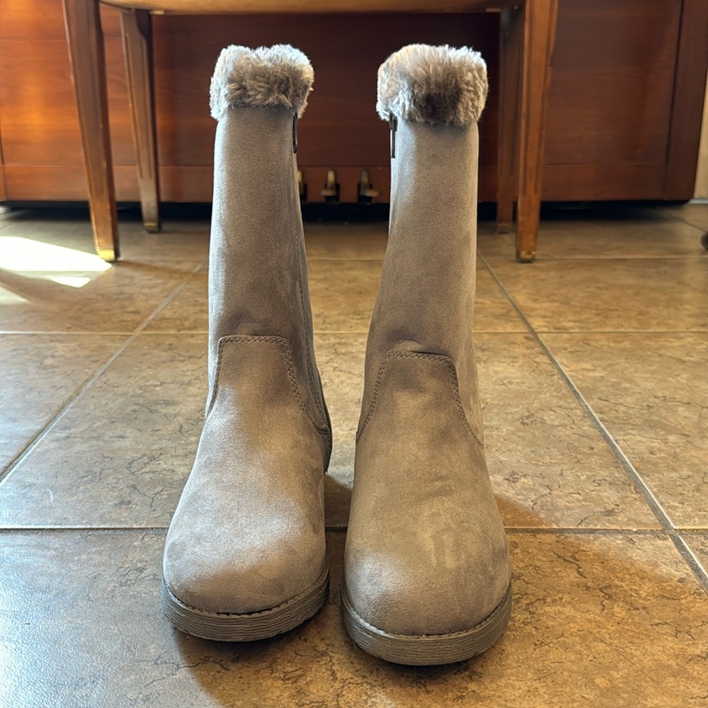 Cat and Jack Boots. Grey Color.